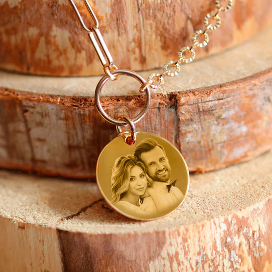 Collier rond plaqué or avec gravure photo d'un couple, accessoire élégant et personnalisé.