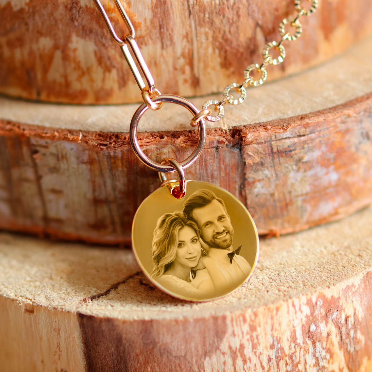 Gold-plated round necklace with its heart engraved with a photo