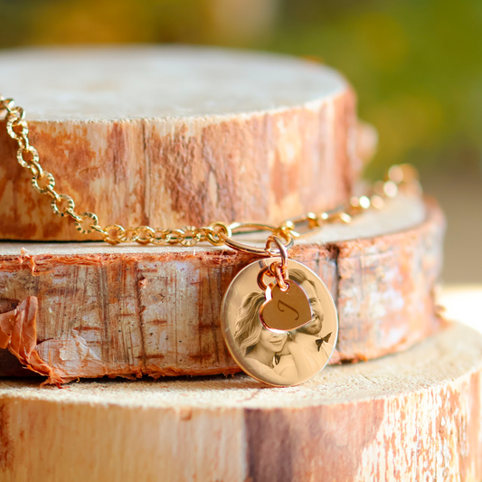 Gold-plated round necklace with its heart engraved with a photo