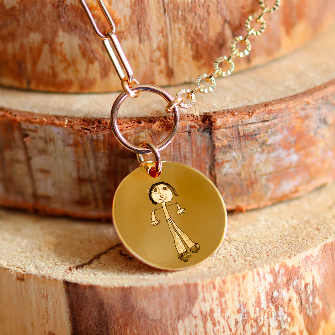 Gold-plated round necklace with its heart engraved with a drawing