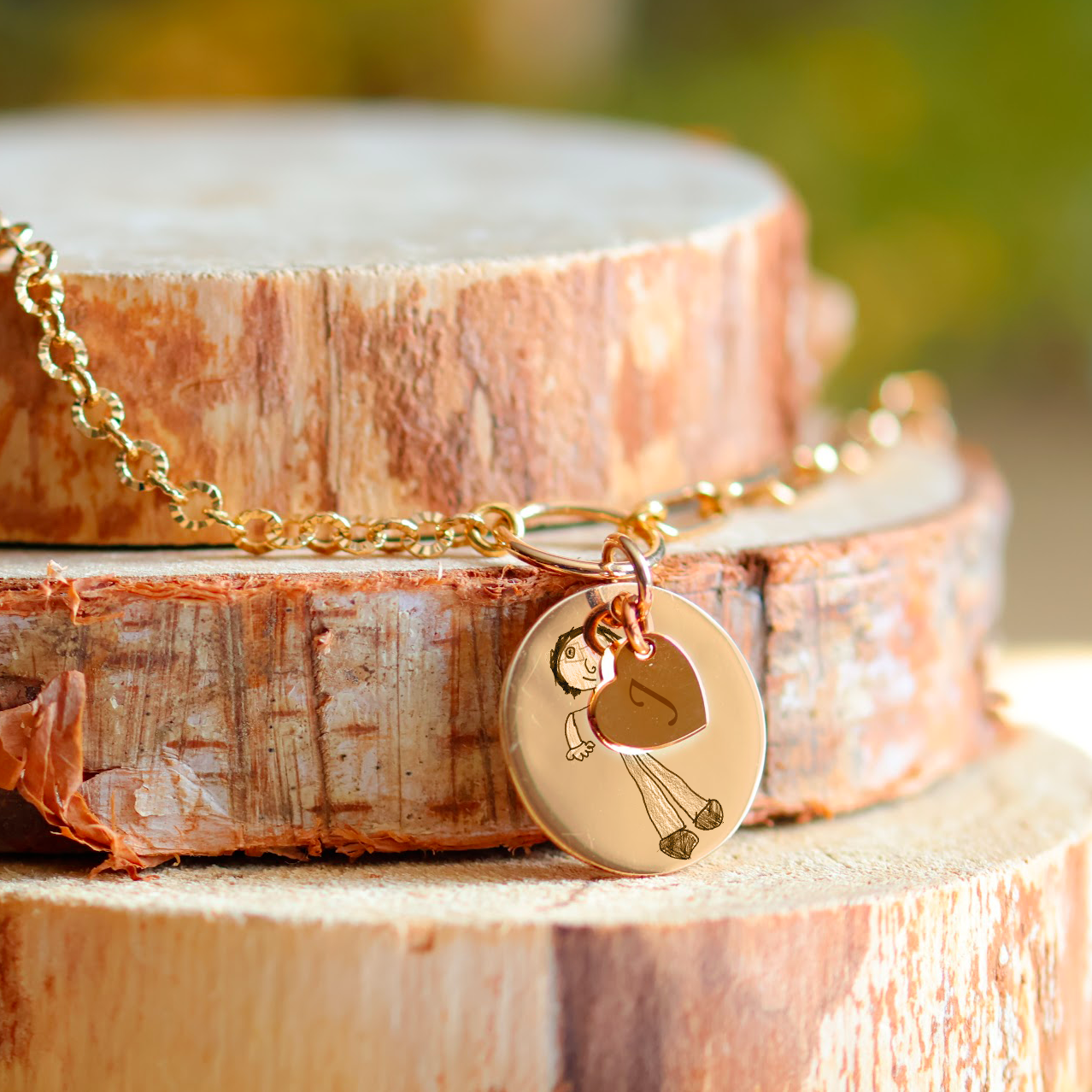 Gold-plated round necklace with its heart engraved with a drawing