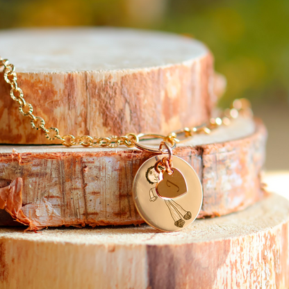 Gold-plated round necklace with its heart engraved with a drawing