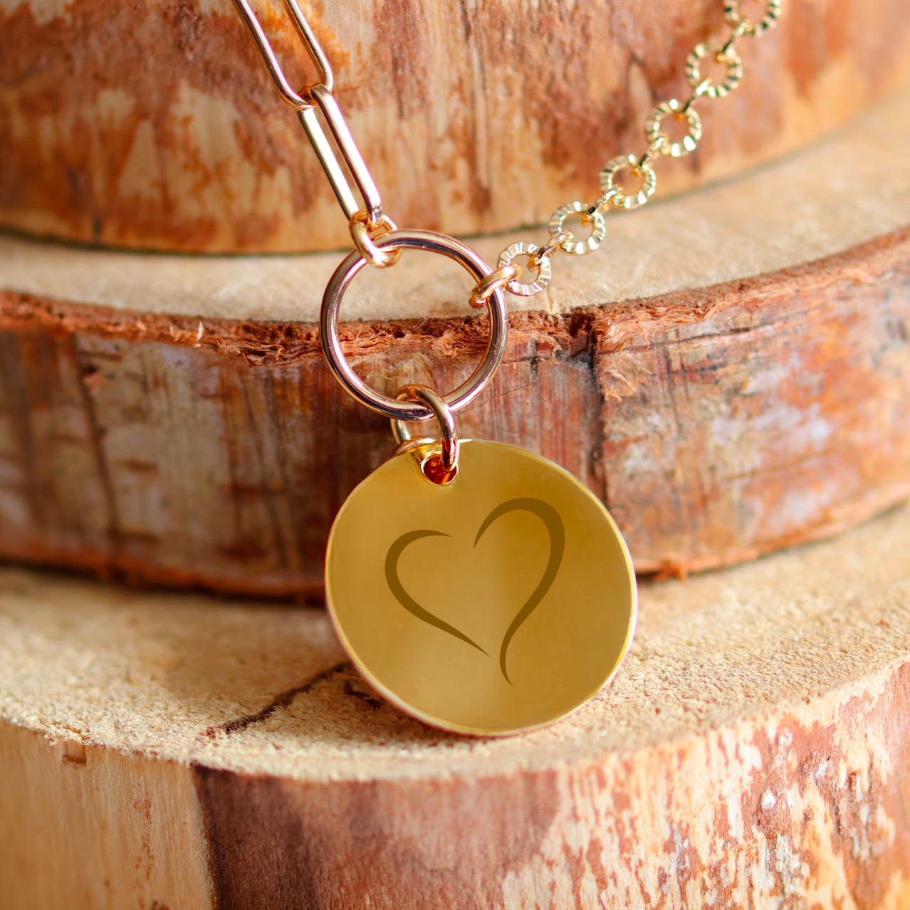 Collier rond plaqué or avec son cœur gravé avec un motif