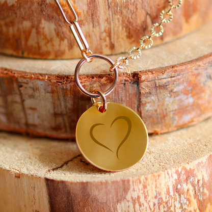 Gold-plated round necklace with its heart engraved with a pattern