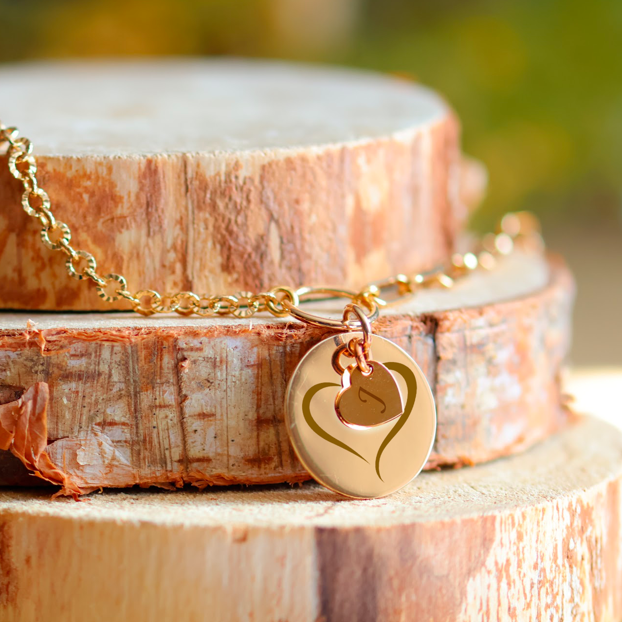 Gold-plated round necklace with its heart engraved with a pattern