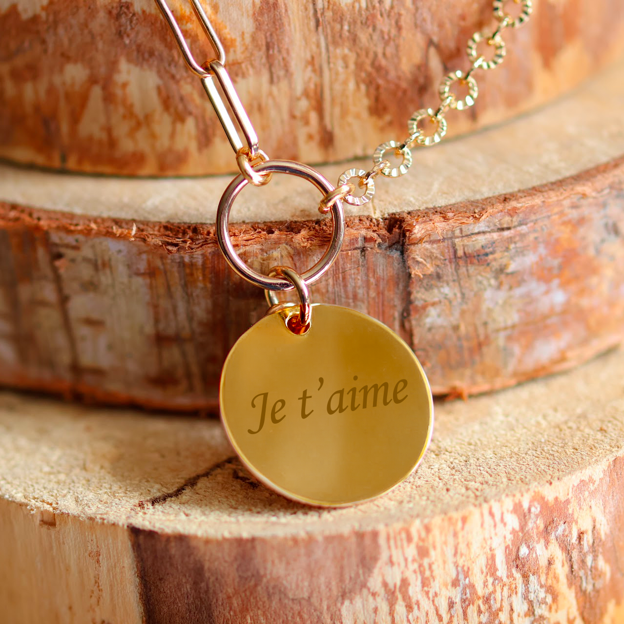 Collar redondo bañado en oro con su corazón grabado con texto