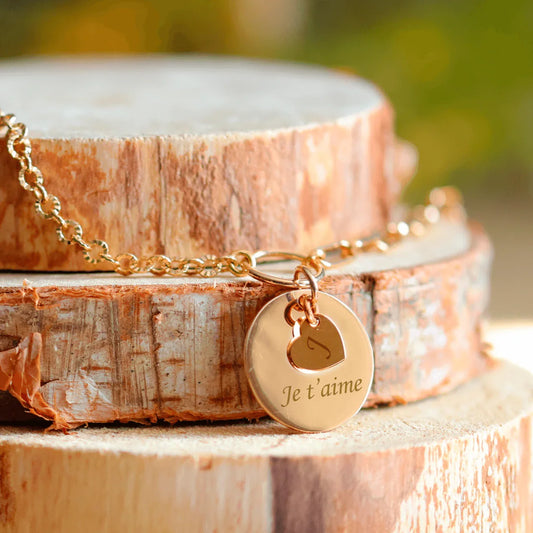 Elegant round gold-plated necklace with engraved heart and "Je t'aime" text, perfect for personalized gifts.