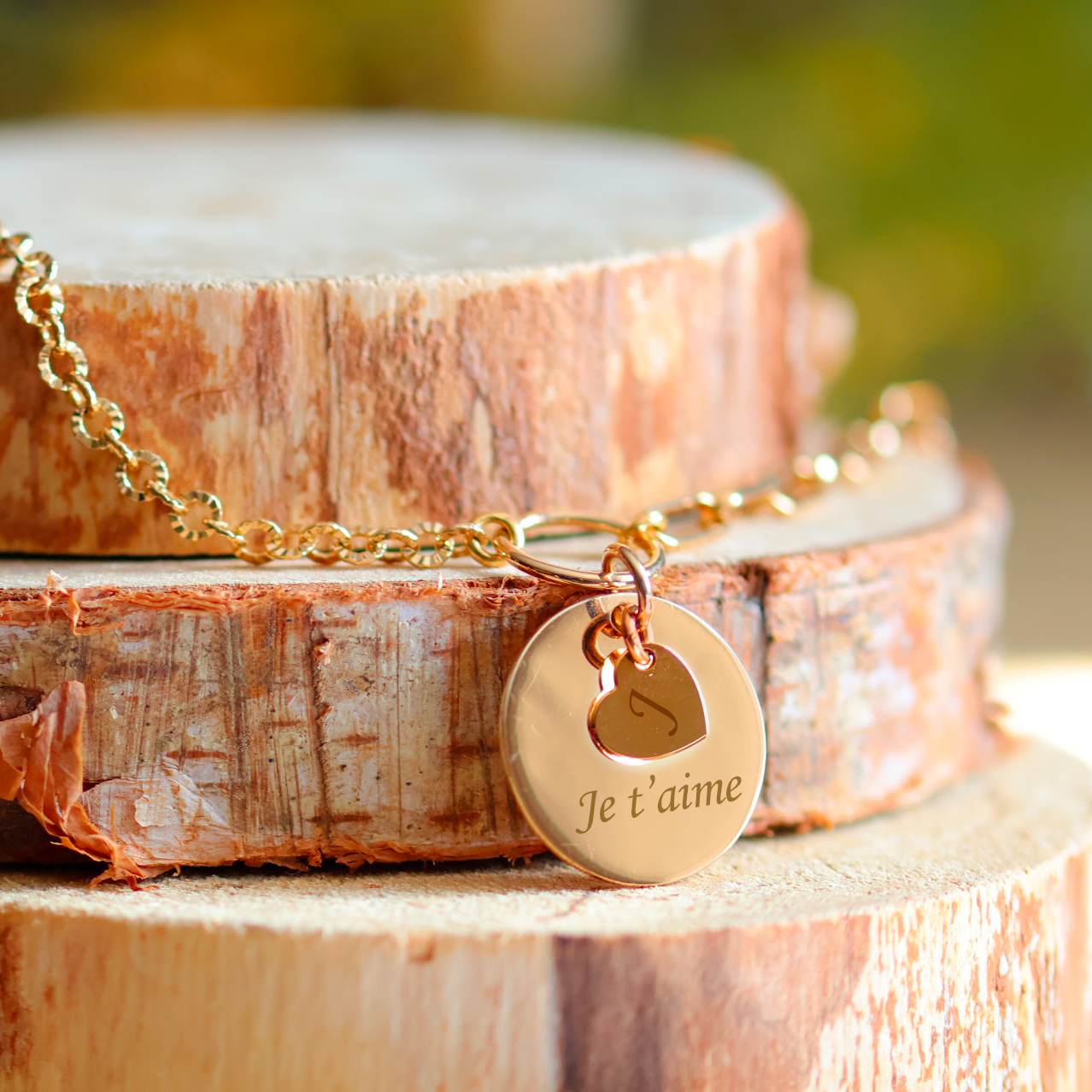 Gold-plated round necklace with its heart engraved with text