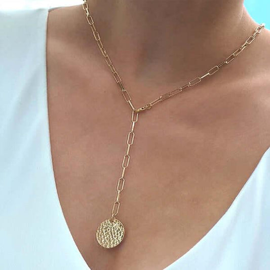 Collier long doré GravurePhoto avec pendentif personnalisé, porté sur cou de femme