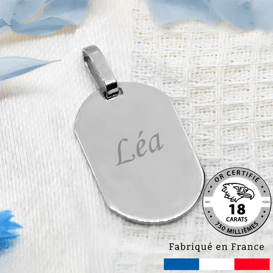 Grand médaillon gravé en or gris 18 carats, personnalisé avec le prénom Léa, élégant et fabriqué en France.