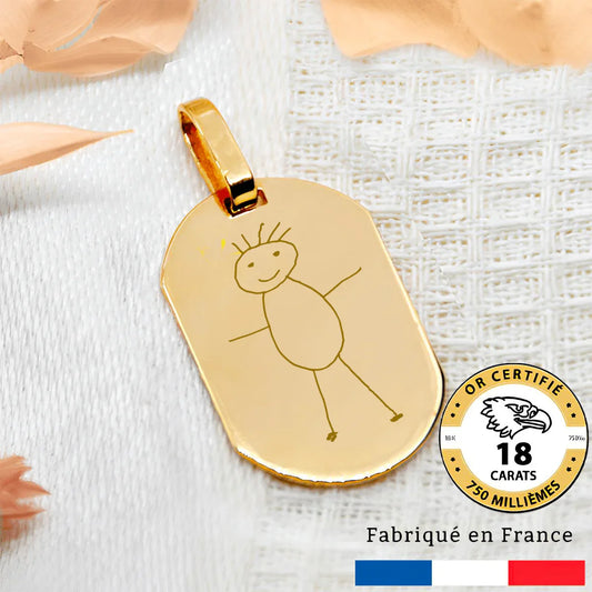 Grande médaille gravée en or 18 carats avec dessin d'enfant, fabriquée en France, dimensions 2,5x1,8 cm.