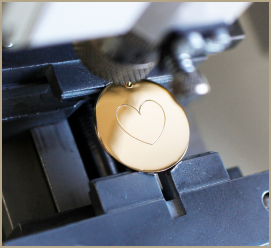 Gravure d'un rond personnalisé en direct, créant un bijou unique sur mesure