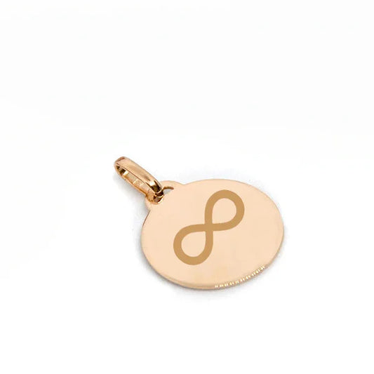 Pendentif gravé en médaillon rond plaqué or avec motif infini, diamètre 2,2 cm, idéal pour personnalisation.