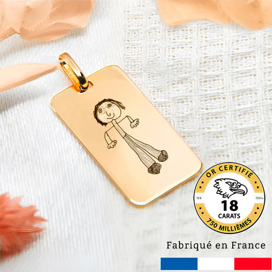 Médaille rectangle en or 18 carats avec dessin enfant gravé, fabriquée en France, idéale pour un cadeau.