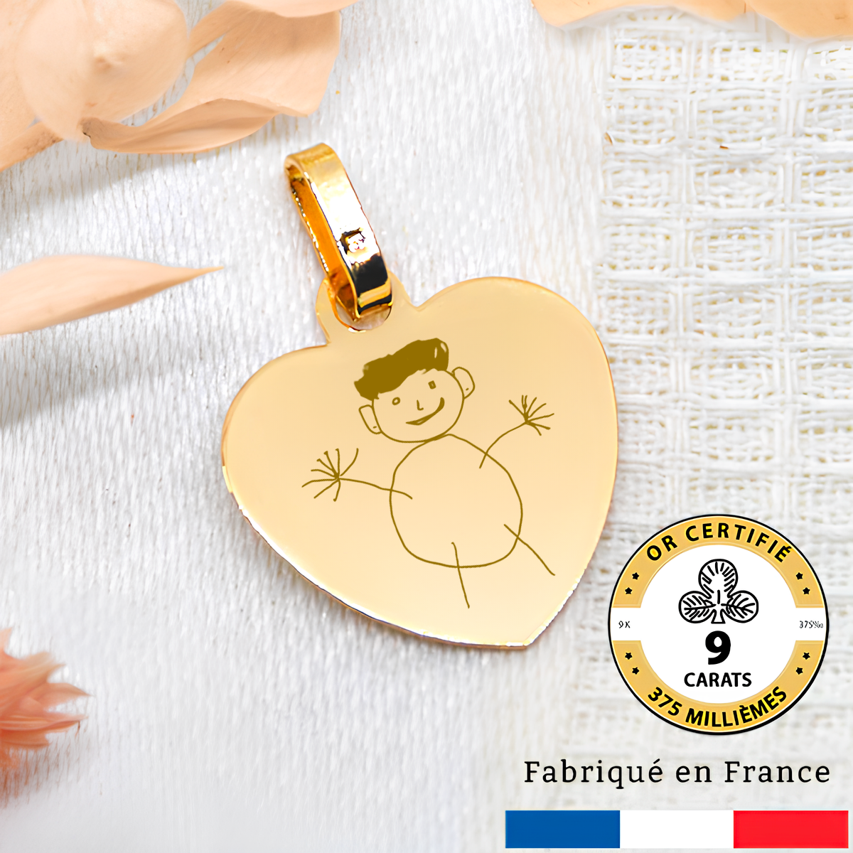Medallón corazón en oro de 9 quilates grabado con un diseño