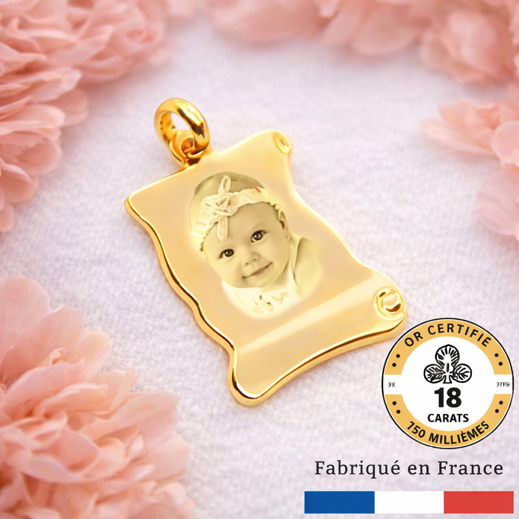 Petit médaillon parchemin en or 18 carats gravé avec photo personnalisée, format 1,5 x 1,2 cm, cadeau avec boîte et certificat.
