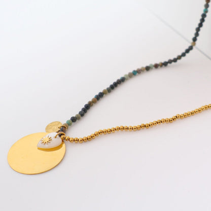 Collier de perles contrastées avec médaillon personnalisable en acier inoxydable