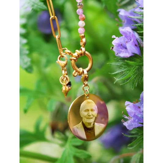 Collier perlé rose avec médaillon personnalisable en acier inoxydable et gravure sur bijou.