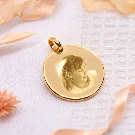 Petit médaillon rond bombé plaqué or avec gravure photo élégant et personnalisé