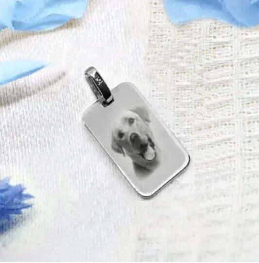 Pendentif rectangle personnalisé GravurePhoto avec photo de chien sur fond tissu blanc