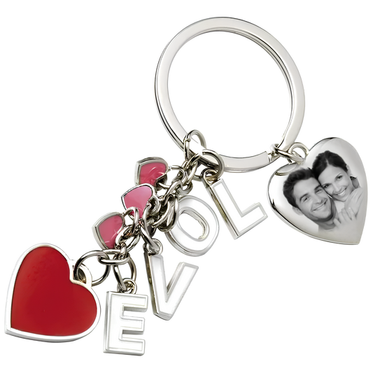 Porte-clés en forme de plusieurs cœurs avec le mot 'Love' et une photo gravée