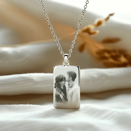 Pendentif cœur personnalisé en or GravurePhoto avec photo gravée, bijou élégant sur fond doux.