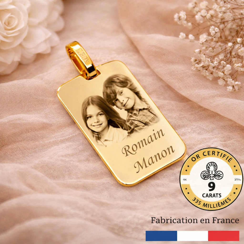 Bijou médaille rectangle en or 9 carats gravé personnalisé avec photo et texte prénom, dimension petite, cadeau familial.