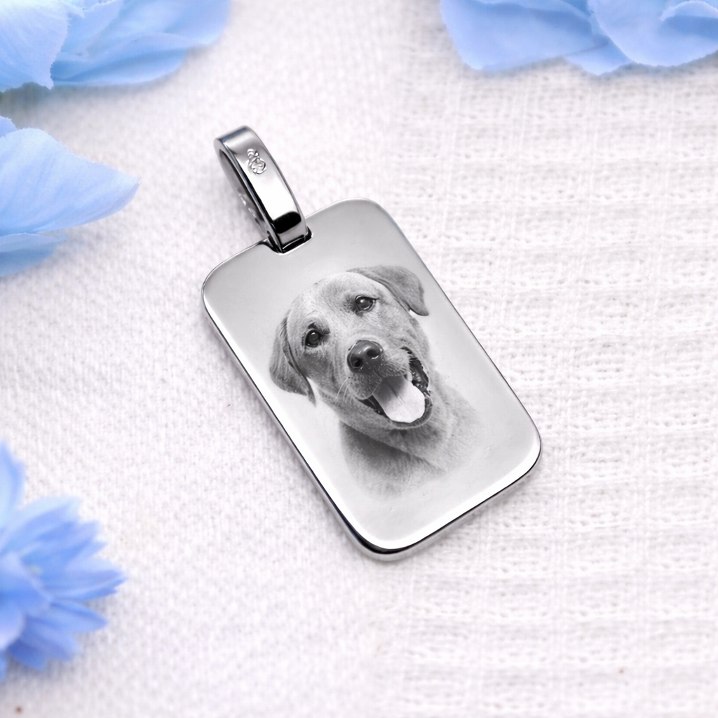 Médaillon rectangle en argent rhodié gravé avec photo personnalisée, élégant et minimaliste.