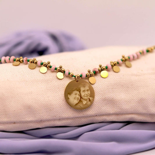 Collier perlé Rosita avec médaillon personnalisé en acier inoxydable gravé d'une photo, élégant et romantique.