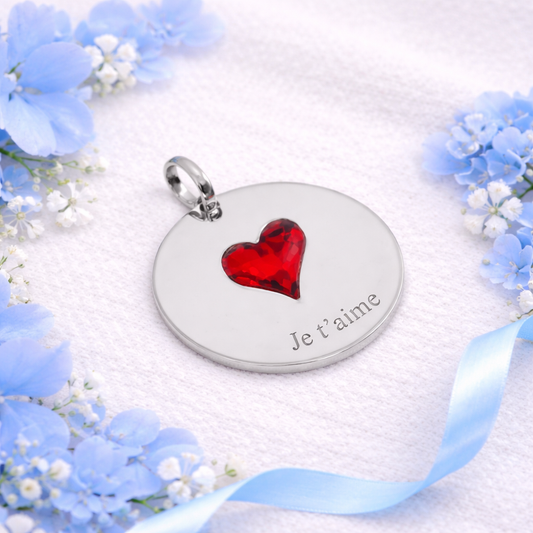 Petit médaillon rond en argent avec cœur gravé et texte personnalisé