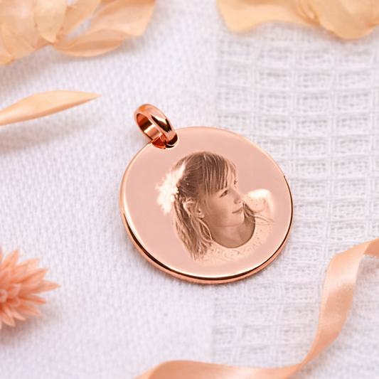 Petit pendentif rond plaqué or rose gravé avec photo personnalisée visage unique