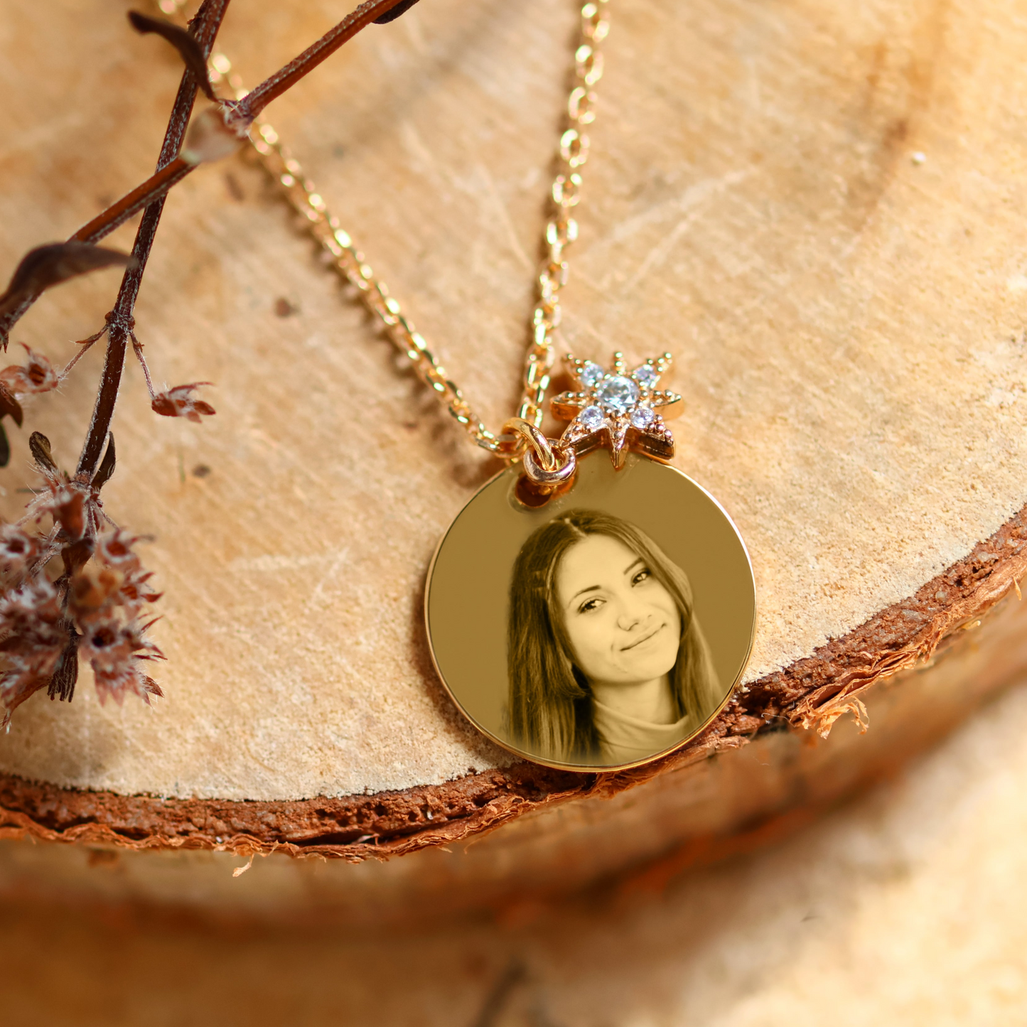 Necklace with its gold-plated crystal star engraved with a photo