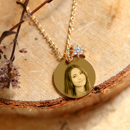 Necklace with its gold-plated crystal star engraved with a photo