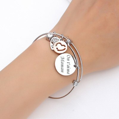 Bracelet jonc avec son pendentif rond argenté gravé avec une photo et ses charms