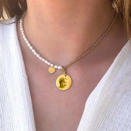 Collier perle avec pendentif cœur personnalisé en or GravurePhoto, porté sur le cou.