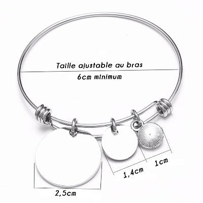 Bracelet jonc avec son médaillon rond et ses charms ronds argenté gravé avec un texte.