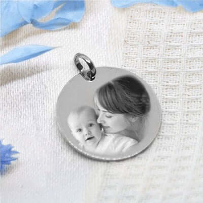 Round pendant engraved with a photo