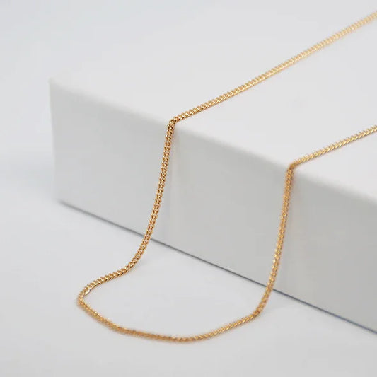 Chaîne en or délicate pour pendentif cœur personnalisé GravurePhoto sur fond blanc