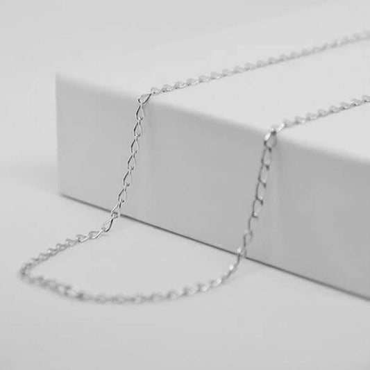 Chaîne fine en argent pour pendentif cœur personnalisé GravurePhoto, bijou élégant sur fond blanc.