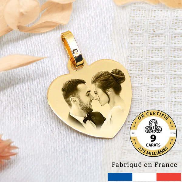 Petite médaille photo Coeur en or 18 carats gravée avec un motif