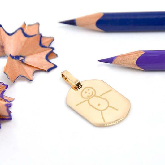 Pendentif personnalisé GravurePhoto en or, gravure enfant, crayons violets en arrière-plan