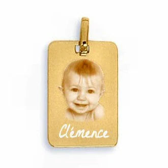 Pendentif rectangulaire en or personnalisé GravurePhoto avec photo d'enfant et prénom Clémence gravés