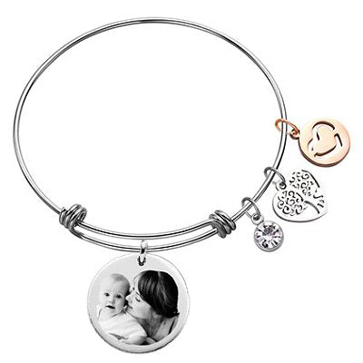 Bracelet jonc avec son pendentif rond argenté gravé avec une photo et ses charms